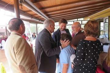 El exconcejal Antonio Benítez recibe el reconocimiento de amigos y familiares en su 80 aniversario/TA.